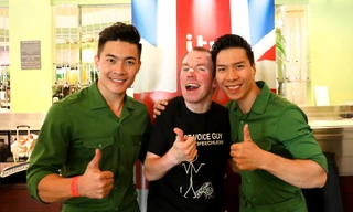 Lost Voice Guy (giữa) chụp ảnh cùng anh em Cơ-Nghiệp ở hậu trường Britain's Got Talent 2018. Ảnh: Ngô Trần Hải An 