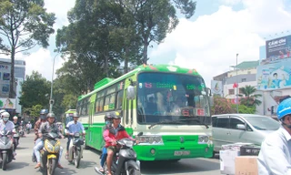 Trong 3 tháng, TP.HCM đã phải tạm ngừng nhiều tuyến xe buýt vì vắng khách. Ảnh: Hải Long.