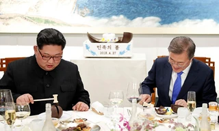 Lãnh đạo liên Triều cầm búa đập vỡ vòm chocolate chứa bản đồ thống nhất