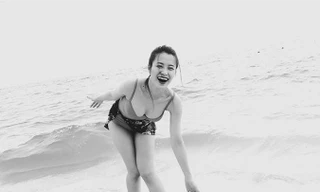 Đông Nhi bất ngờ khoe dáng sexy với bikini hút mắt