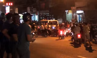 Người dân tụ tập tại hiện trường vụ ông chủ cầm đồ nguy kịch, vợ và con tử vong. Ảnh: Zing