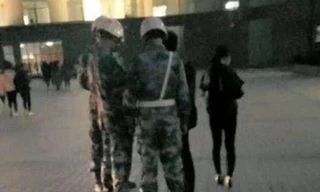 Đội giám sát của trường Cao đẳng Nghề Tân Châu cảnh cáo cặp đôi ôm nhau trong trường. Ảnh cắt từ video