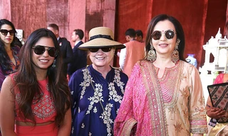 Isha Ambani (trái) chụp ảnh chung với bà Hillary Clinton (giữa) và mẹ ruột Nita Ambani.