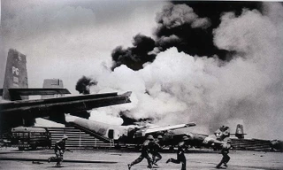 C.C.T Đánh chiếm sân bay Tân Sơn Nhất. Ảnh: Đinh Quang Thành 