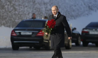 Tổng thống Putin đã cùng hàng chục nghìn người tham gia lễ kỉ niệm 75 năm trận Stalingrad kết thúc ngày 2/2. Đây được xem là cột mốc chói lọi trong công cuộc bảo vệ Tổ quốc của người Nga trong Thế chiến II.