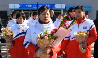 Vận động viên Triều Tiên đến Hàn Quốc ngày 25/1. Ảnh: AFP.