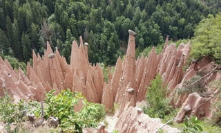 Những cấu trúc không bình thường này bắt đầu hình thành từ đất sét moraine bị bỏ lại cuối Kỷ băng hà khi băng tan đi