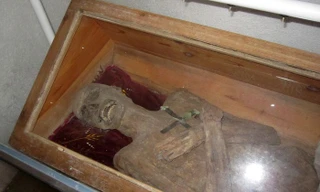 Thi thể mục sư còn nguyên vẹn giống như xác ướp sau 272 năm. 