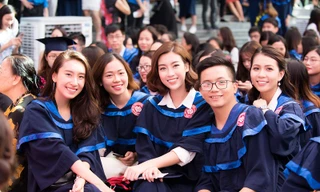 Hoa hậu Đỗ Mỹ Linh rạng rỡ ngày nhận bằng tốt nghiệp đại học