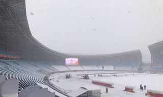 Tuyết phủ trắng xóa sân vận động trước chung kết U23 châu Á