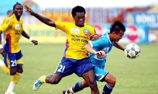 Văn Quyến ghi bàn, SLNA bứt phá