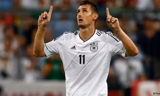 Klose đi vào lịch sử, Đức tiến gần tới World Cup 2014
