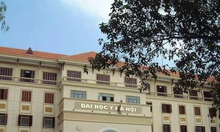 Đến trường y 'săn' bác sĩ giỏi