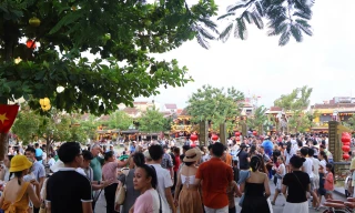 Dòng người chen chúc ở Hội An