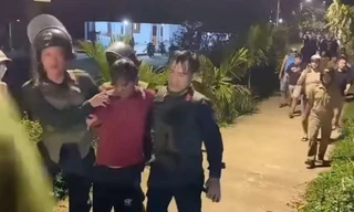 Công an vây bắt, khống chế đối tượng tấn công khiến hai ông cháu thương vong ở Quảng Nam