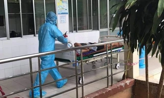 Điều trị bệnh nhân COVID-19 tại bệnh viện.