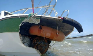 Ca nô bị vỡ toác mảng lớn sau tai nạn.