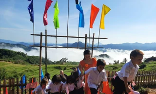 Hình ảnh tuyệt đẹp tại lễ khai giảng của cô trò ở điểm trường bồng bềnh mây núi