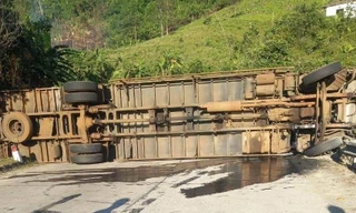 Quảng Nam: Xe tải lật trên đường Hồ Chí Minh, ba người thương vong