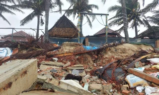 Sóng biển 'ăn' sát bờ, đánh sập nhiều nhà ven biển Cửa Đại 