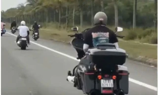 Xác minh nhóm 'quái xế' buông cả hai tay khi lái mô tô ở Quảng Nam