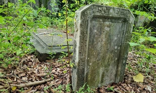 Cận cảnh ngôi mộ cổ nghi của nữ sĩ Hồ Xuân Hương 