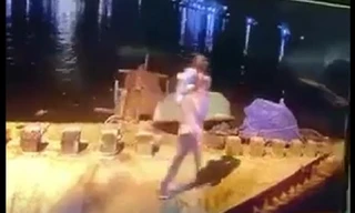 HÌnh ảnh Viên cõng con gái ra sông được camera ghi lại. Ảnh CTV