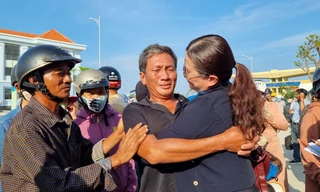 Hình ảnh xúc động đón ngư dân tàu bị nạn trở về