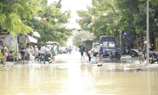 Người Hội An hối hả dọn bùn đất sau mưa lũ 