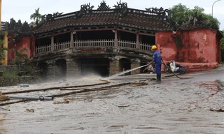 Nỗ lực dọn dẹp phố cổ sau trận mưa lũ. 
