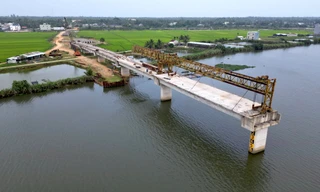 Hơn 4 năm thi công, 8 lần gia hạn, dự án cầu và đường dẫn 220 tỷ vẫn chơi vơi giữa sông