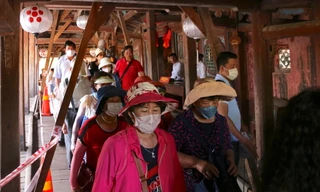 Chùa Cầu ở Hội An đang trong cuộc đại trùng tu, hàng nghìn du khách vẫn tới dịp lễ