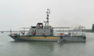 Ứng cứu tàu cá nguy cơ chìm trên biển giữa biển động, sóng lớn