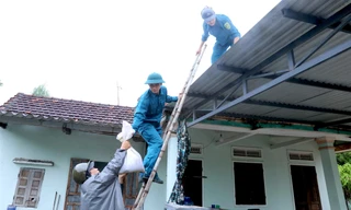 Quảng Nam: Bộ đội, dân quân giúp dân chằng chống nhà cửa, di dời trước khi bão Noru đổ bộ