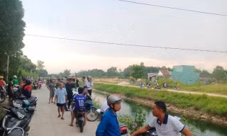Phát hiện thi thể 2 mẹ con dưới kênh sau khi thấy xe máy cùng giấy tờ
