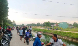Phát hiện thi thể 2 mẹ con dưới kênh sau khi thấy xe máy cùng giấy tờ
