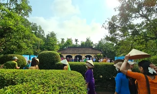 Du khách đổ về ngôi làng cổ độc nhất vô nhị xứ Quảng