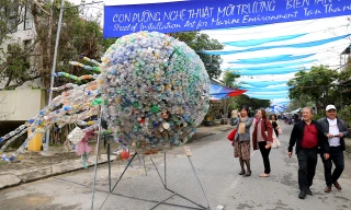 Du khách thích thú chơi bịt mắt đập niêu, xem nghệ thuật sắp đặt ở Hội An