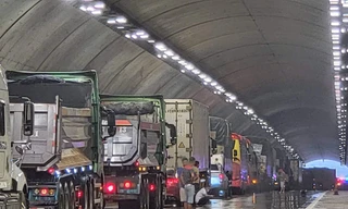 Xe tải nổ lốp trên cao tốc Đà Nẵng - Quảng Ngãi, giao thông ùn tắc nhiều giờ