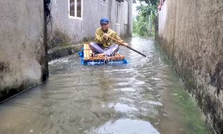 Biển nước bủa vây khu dân cư ở Quảng Nam, người dân chèo ghe thoát 'vùng nguy hiểm'