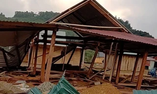 Mưa đá, dông lốc làm sập nhiều nhà dân ở xã biên giới Quảng Nam