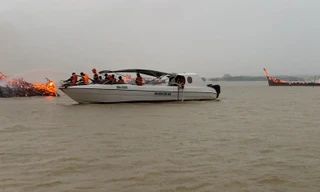 Cháy nhiều tàu du lịch và ca nô tại bến Cửa Đại, đang nỗ lực dập lửa