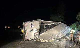 Tài xế mắc kẹt gần 1 giờ trong cabin xe tải lật trên đường Hồ Chí Minh