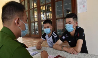 Các đối tượng cho vay lãi nặng làm việc với công an Ảnh CA