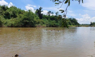 Nhảy xuống sông cứu con gái trượt chân, hai cha con cùng đuối nước tử vong