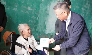 Tặng quà Tết cho gia đình chính sách, bệnh nhân nghèo tại Quảng Nam