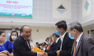 Chủ tịch nước Nguyễn Xuân Phúc tặng quà nguyên cán bộ lãnh đạo tỉnh Quảng Nam qua các thời kỳ. Ảnh H. Văn