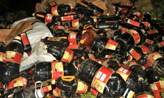 Hơn 1.000 chai nước mắm vứt bỏ trong bụi rậm ở Quảng Nam