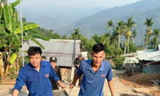 Nghỉ lễ, bạn trẻ xứ Quảng lội suối băng rừng cõng điện, dẫn nước về bản