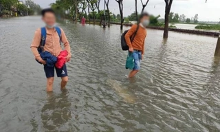 Thí sinh lặn lội giữa thời tiết mưa lụt về dự thi viên chức ngành giáo dục nhưng nhận thông báo hoãn ở phút chót gây bức xúc. Ảnh Facbook thí sinh.